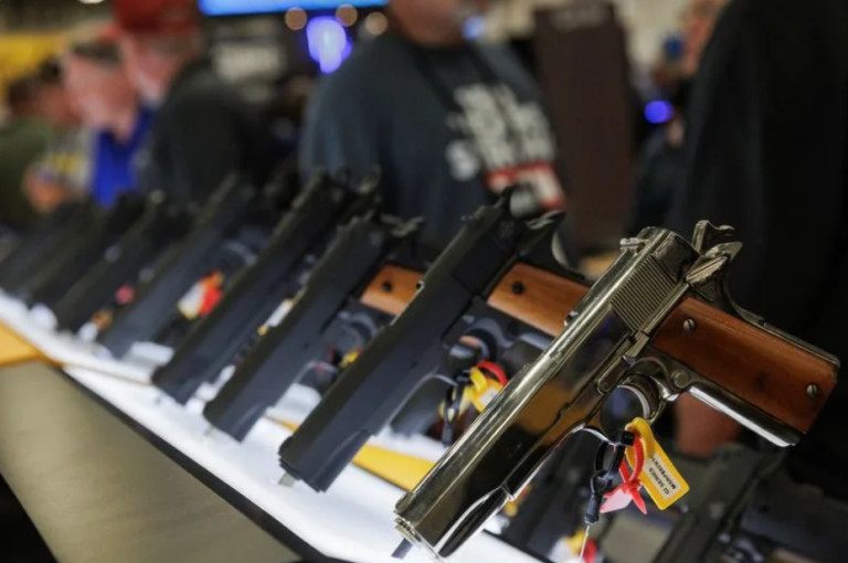 Lệnh cấm bán súng cho người dưới 21 tuổi ở Mỹ là vi hiến, tòa án phán quyết