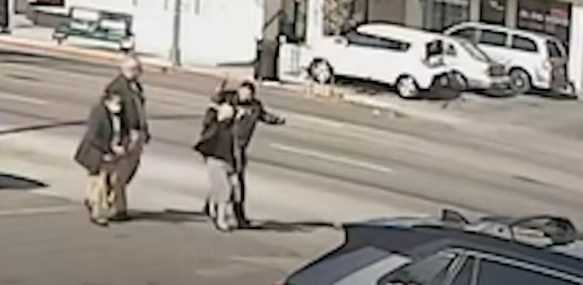 Người phụ nữ bị đâm ngẫu nhiên khi đi bộ trên đường phố Los Angeles, nghi phạm vẫn chưa bị bắt