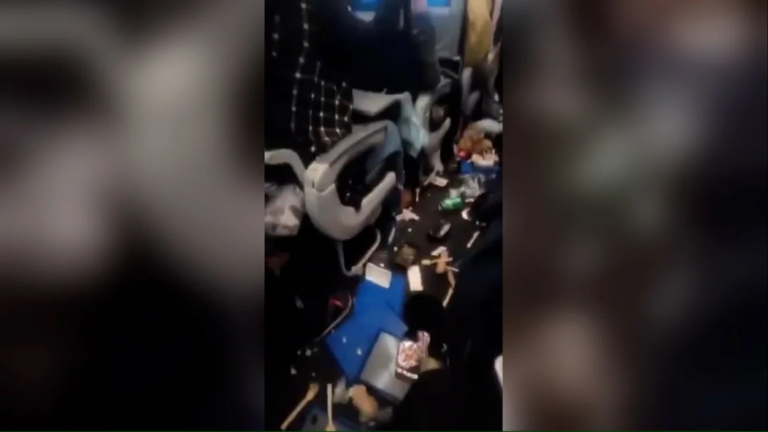 Sáu người bị thương vì cú chấn động giữa không trung, buộc máy bay United Airlines hạ cánh khẩn cấp tại Nigeria