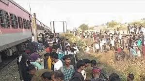 Ít nhất 12 hành khách tử vong sau khi nhảy xuống đường ray do cảnh báo cháy tàu ở Ấn Độ