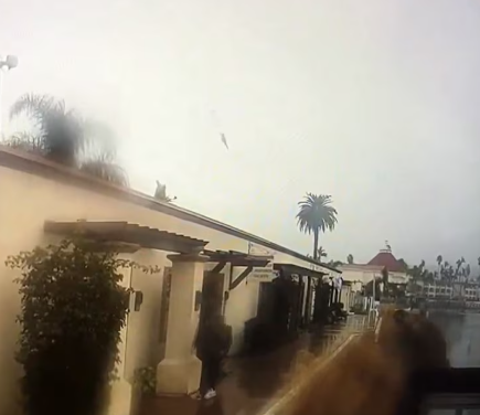 Máy bay chiến đấu rơi xuống cảng San Diego, 2 phi công được cứu