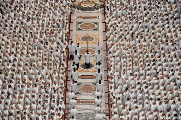 Giáo hoàng Francis vẫn trong tình trạng nguy kịch và có vấn đề nhẹ về thận