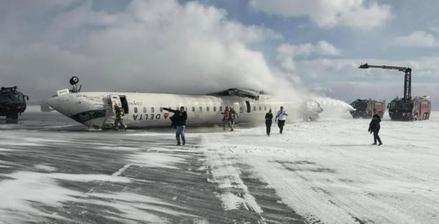 Phi cơ Delta Airlines bị lật tại Phi trường Toronto, 15 người bị thương