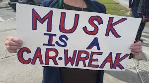 Các nhà hoạt động biểu tình phản đối Trump và Musk tại trụ sở Tesla ở Palo Alto