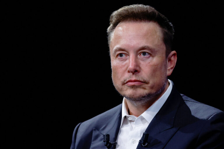 Elon Musk than trời “Tại sao hận thù và bạo động lại nhắm vào tôi”. Kinh tế Mỹ lao vào suy thoái.