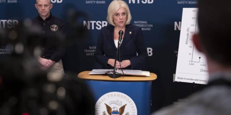 Ủy ban An Toàn Giao Thông kêu gọi cấm trực thăng tại phi trường Reagan sau vụ tai nạn thương tâm