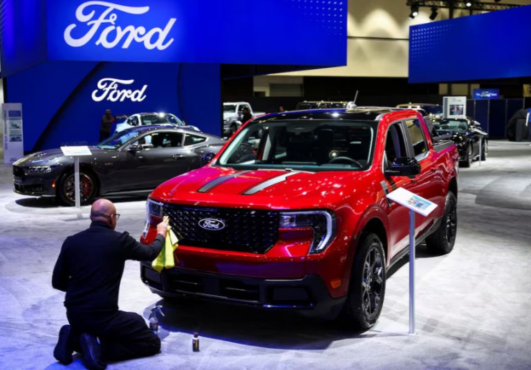 Trump miễn thuế tạm thời cho một số hãng ô tô Canada, Mexico trong một tháng