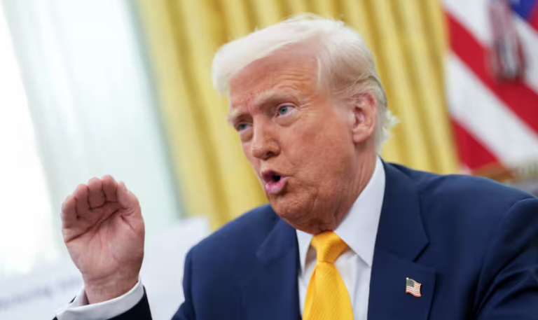 TRUMP BÊNH VỰC CÁC VIÊN CHỨC TRONG VỤ RÒ RỈ TIN NHẮN LÀ TỐT ĐẸP