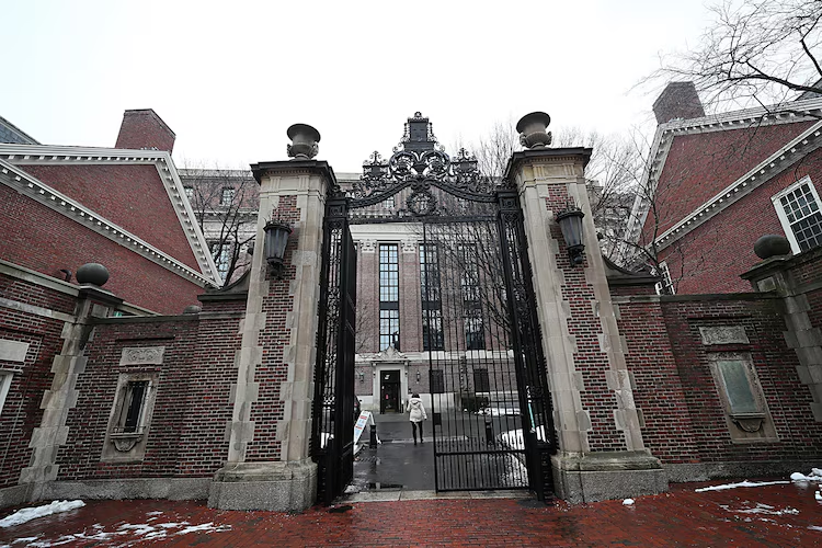 Harvard Miễn Học Phí Cho Gia Đình Thu Nhập 200.000 USD Trở Xuống