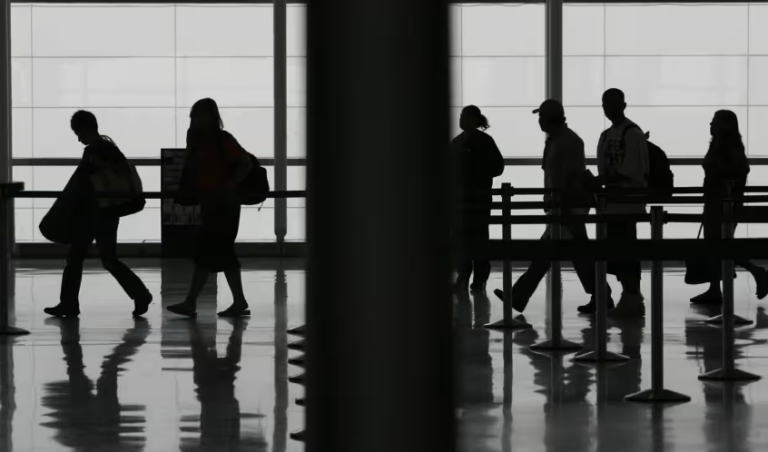 Nhà khoa học Pháp bị cấm nhập cảnh Mỹ vì tin nhắn chỉ trích Trump