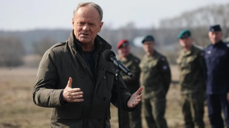 Thủ tướng Ba Lan Donald Tusk sẽ tạm đình chỉ quyền xin tị nạn qua biên giới Belarus