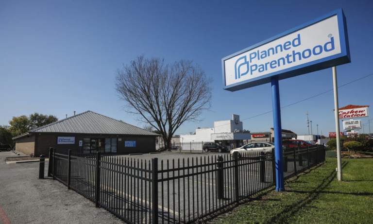 Chính quyền Trump cắt giảm kinh phí kế hoạch hóa gia đình của Planned Parenthood