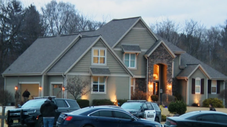 Một thiếu niên Wisconsin bị cáo buộc giết mẹ và cha dượng, sống cùng xác chết trong vài tuần