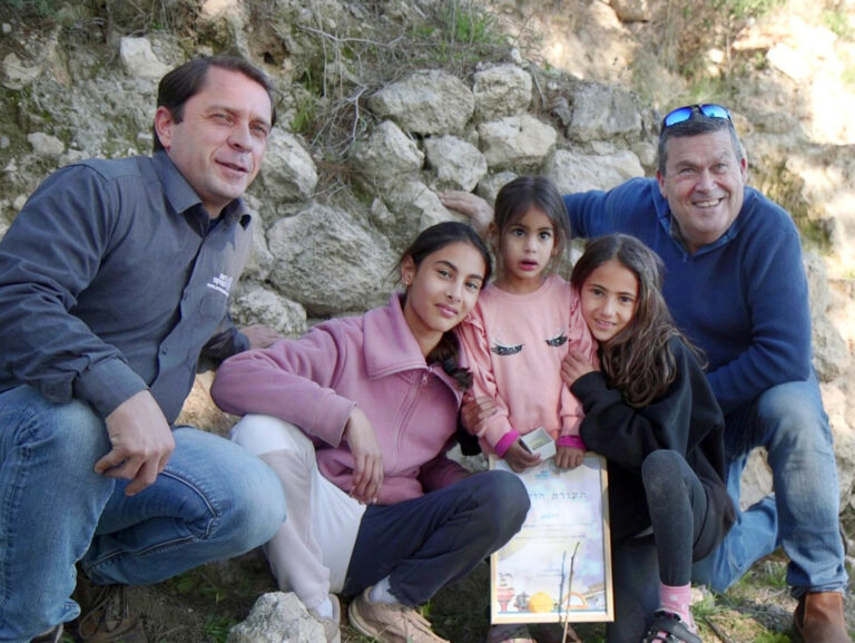 Bé gái 3 tuổi phát hiện kho báu 3.800 năm tuổi khi đi chơi cùng gia đình ở Israel