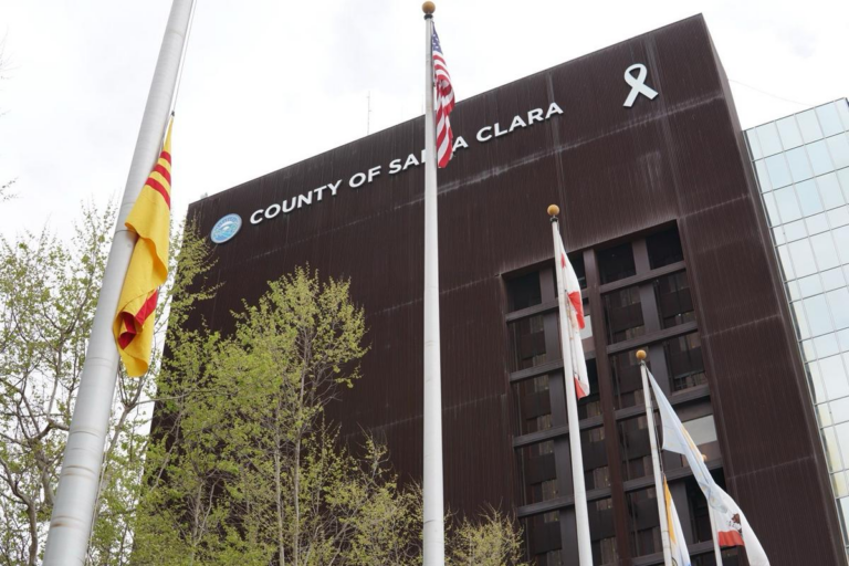 Quốc Kỳ VNCH Được Treo Trong Suốt Tháng Tư Đen Tại Tiền Đình Quận Hạt Santa Clara