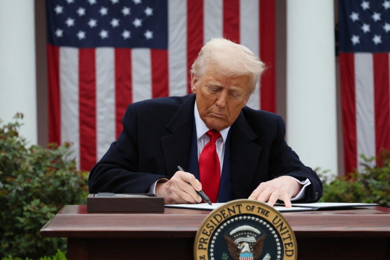 Chứng khoán Mỹ lao dốc sau tuyên bố áp thuế của Trump