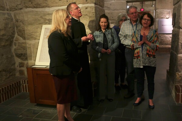 Một linh mục Công giáo đã bị một người đàn ông bắn chết tại nhà xứ ở đông bắc Kansas