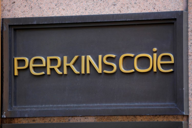 Hơn 500 công ty luật ký đơn ủng hộ Perkins Coie kiện chính quyền Trump