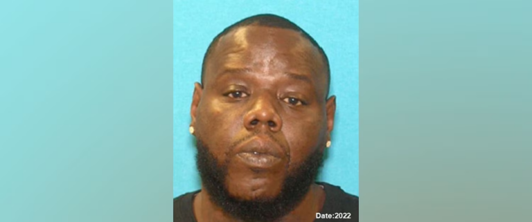 Người đàn ông bị truy nã sau khi bị cáo buộc bắn chết bạn gái cũ và con gái cô