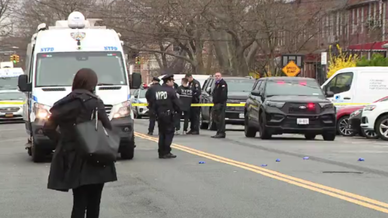 Người đàn ông cầm dao phay tấn công đẫm máu các bé gái ở New York, bé 11 tuổi gọi 911 cầu cứu