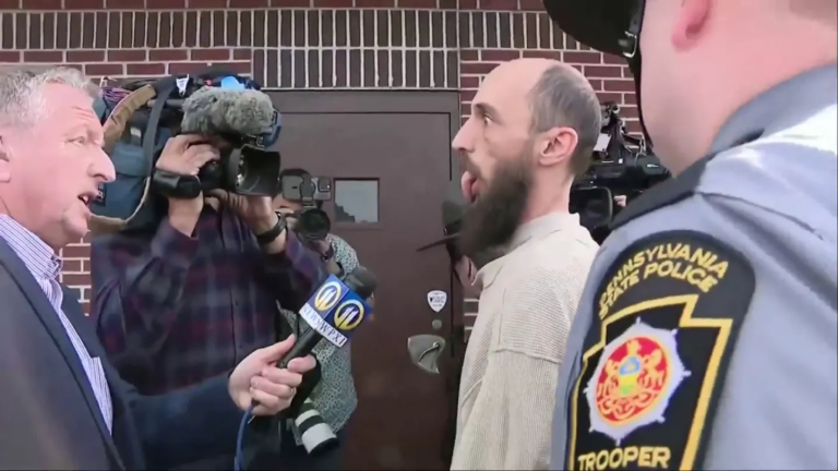 Nghi phạm phóng hỏa dinh thự Thống đốc Pennsylvania có hành vi kỳ lạ trước khi ra tòa