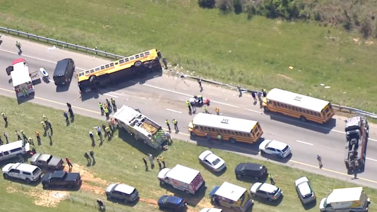 Ít nhất một người thiệt mạng khi xe buýt trường học bị nổ lốp và lật úp trên xa lộ ở South Carolina