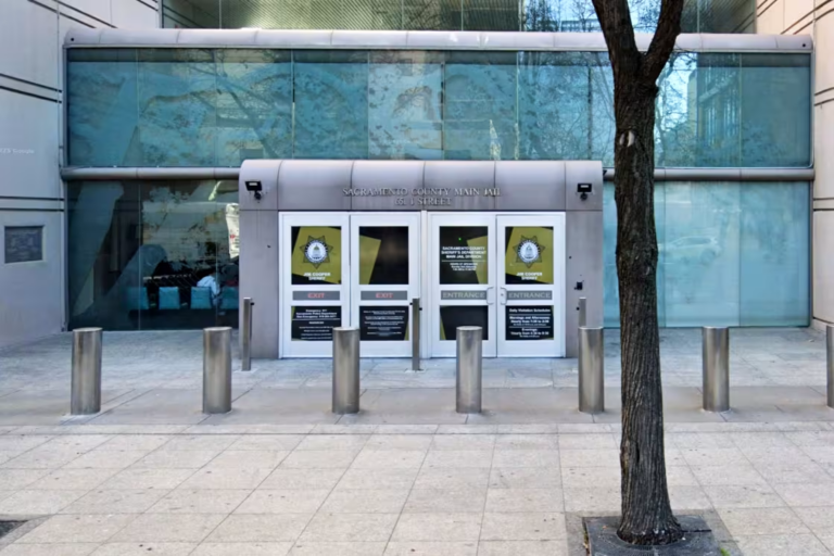 Một người đàn ông ở California bị cáo buộc bắt cóc bé gái 10 tuổi mà anh ta đã gặp trên Roblox