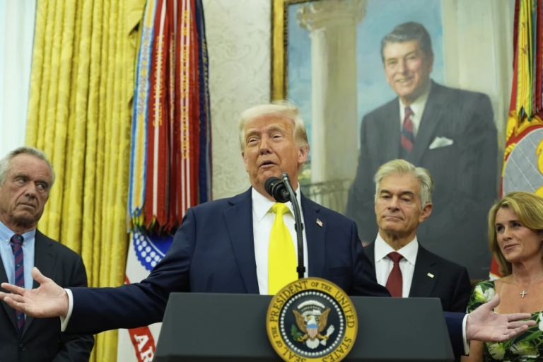 Trump biến trang web COVID-19 thành công cụ quảng bá giả thuyết rò rỉ phòng thí nghiệm