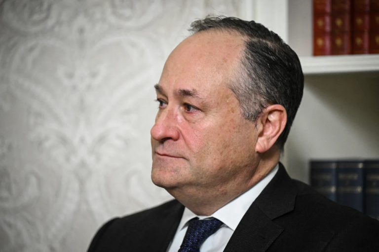 Trump sa thải Doug Emhoff và các nhân sự do Biden bổ nhiệm khỏi Hội đồng Bảo tàng Holocaust