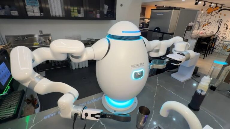 Khai trương quán cafe ở San Jose với nhân viên pha chế  robot hoạt động bằng AI