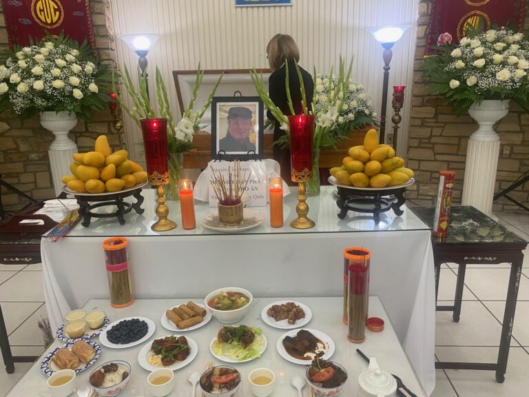 QUẬN CAM- TANG LỄ NHÀ BÁO KỲ PHÁT- ĐÔNG ĐẢO CA NHẠC SĨ HÁT TIỄN ĐƯA