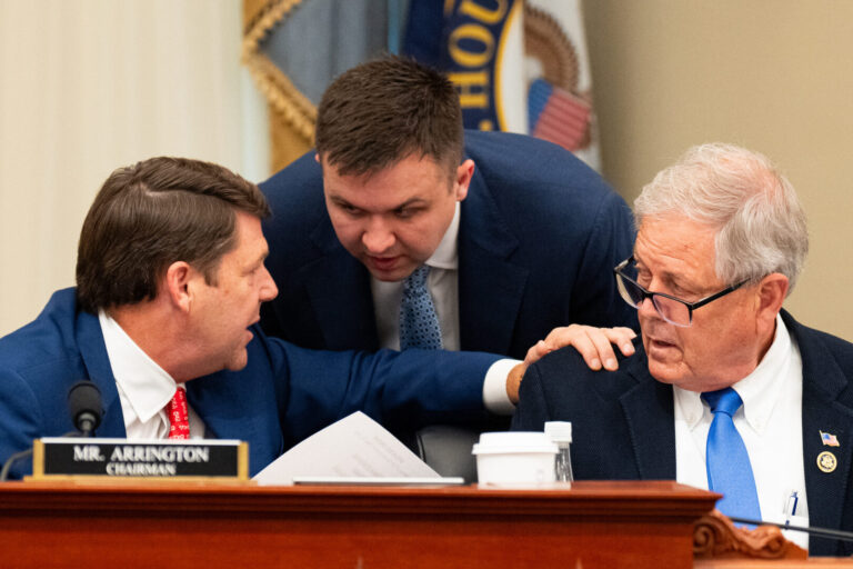 Gói ngân sách của Trump bị chặn trong ủy ban bởi phe bảo thủ