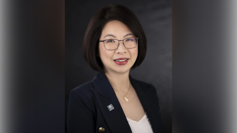 Thành phố Cupertino cho Giám đốc điều hành tạm nghỉ có lương