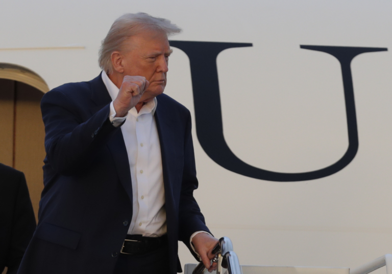 Chính quyền Trump chi 1.000 USD khuyến khích người nhập cư không giấy tờ tự nguyện rời Mỹ