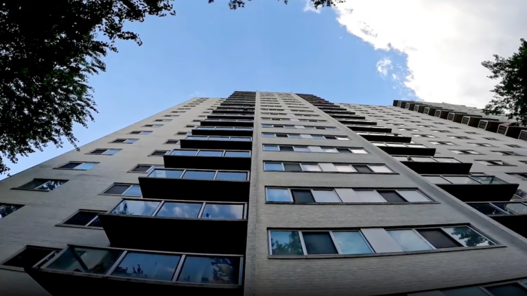 Phép màu nhiệm: Bé trai 2 tuổi sống sót sau khi rơi từ tầng 15 của tòa chung cư