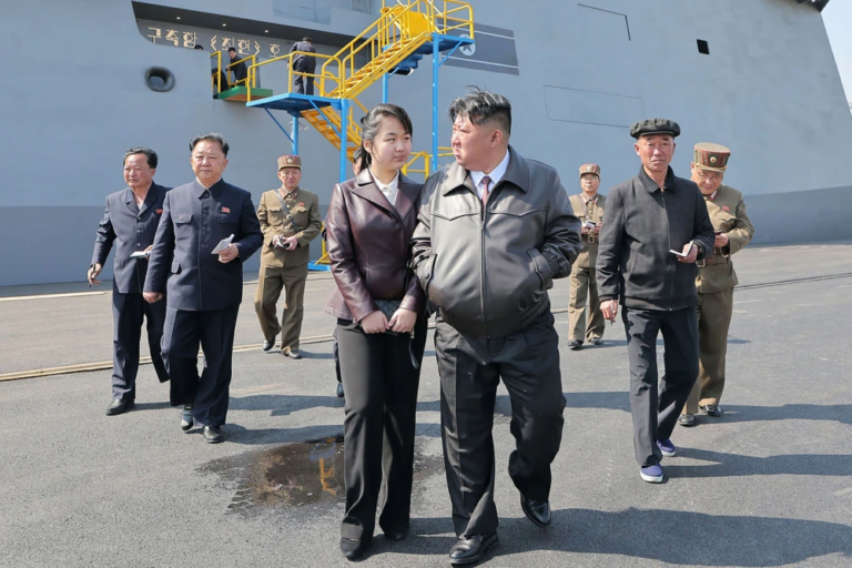 Chiến hạm mới của Triều Tiên bị hư hại trong lễ hạ thủy khi ông Kim Jong Un chứng kiến