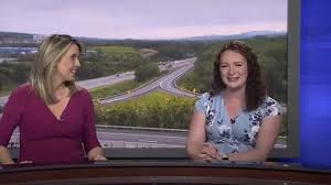 Phát thanh viên mang thai dẫn bản tin khi chuyển dạ: “Nếu tôi rời sóng, là đi sinh đấy”