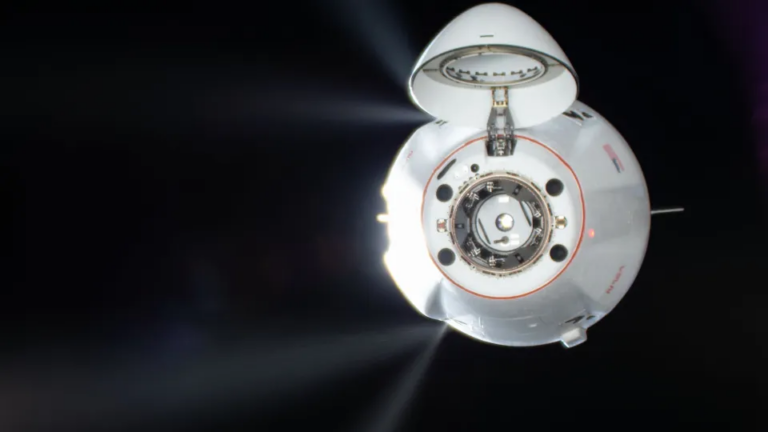 Đó không phải là thiên thạch: Tàu vũ trụ SpaceX trở về làm sáng bầu trời khu vực Vịnh