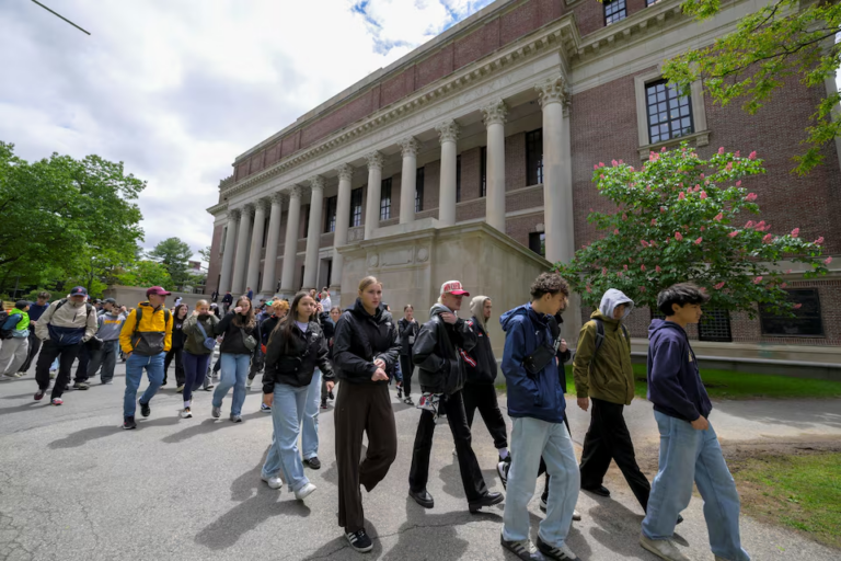 Trump xem xét chuyển hướng 3 tỷ USD tài trợ của Harvard sang các trường dạy nghề ở Mỹ