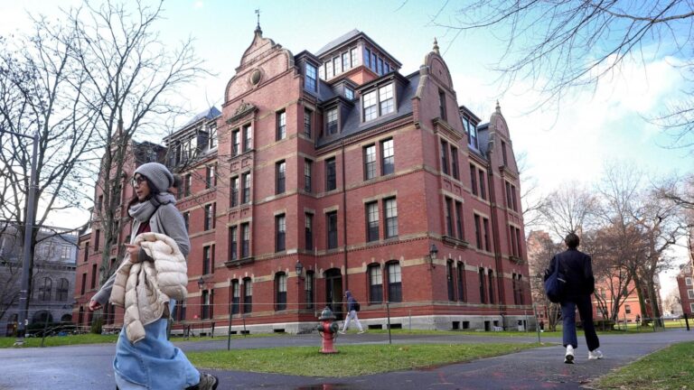 Chính quyền Trump cắt giảm thêm 450 triệu đô la tiền tài trợ cho Harvard