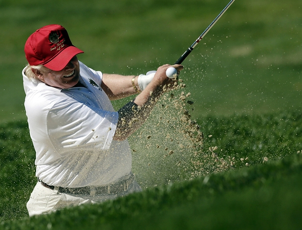 TRUMP ĐÒI NÂNG TRẦN NỢ ĐỂ XÀI, MỖI THÁNG TIÊU 141 TRIỆU TIỀN THUẾ CỦA DÂN ĐỂ ĐÁNH GOLF.