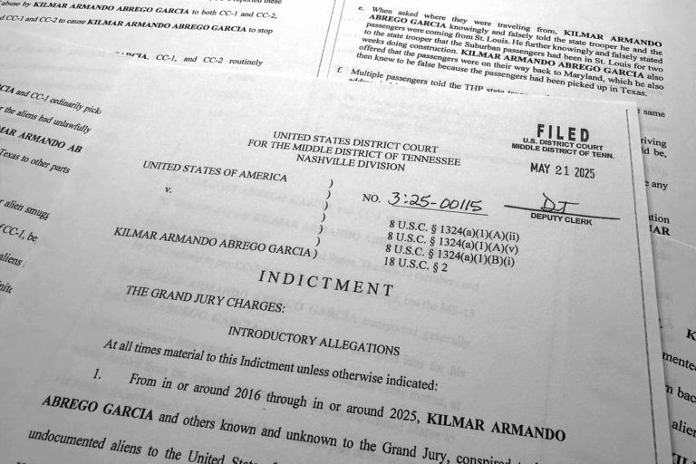 Kilmar Abrego Garcia trở lại Mỹ, bị truy tố vì buôn người di cư