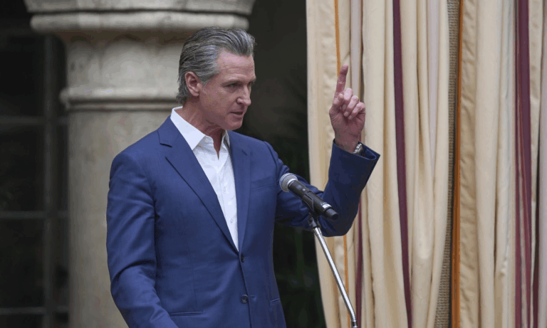 Trump đe dọa cắt ngân sách cho California, và California có thể ngưng nộp thuế cho Mỹ!