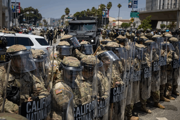 VỤ LOS ANGELES LAN RỘNG 1.500 BIỂU TÌNH CHỐNG TRUMP NGÀY THỨ BẢY TRÙNG VỚI DIỄN BINH.
