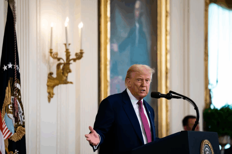 Báo cáo tài chính tiết lộ Trump thu hàng chục triệu USD từ đàn guitar, Kinh Thánh và đồng hồ mang tên mình