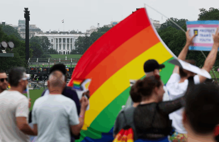 Thẩm phán liên bang chặn chính sách hộ chiếu của Trump nhắm vào người chuyển giới