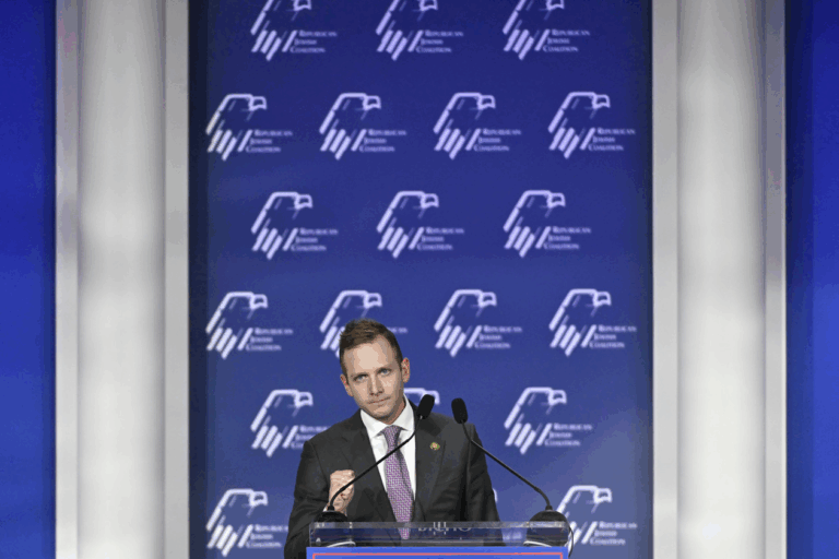 Dân biểu Cộng hòa nói bị “ép xe” bởi một người mang cờ Palestine