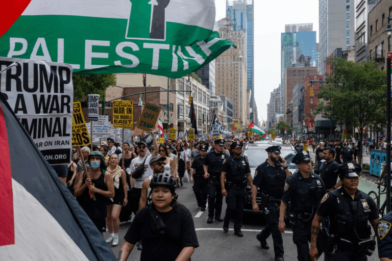 Kinh tế toàn cầu chuẩn bị hứng tác động từ đợt không kích của Mỹ vào Iran