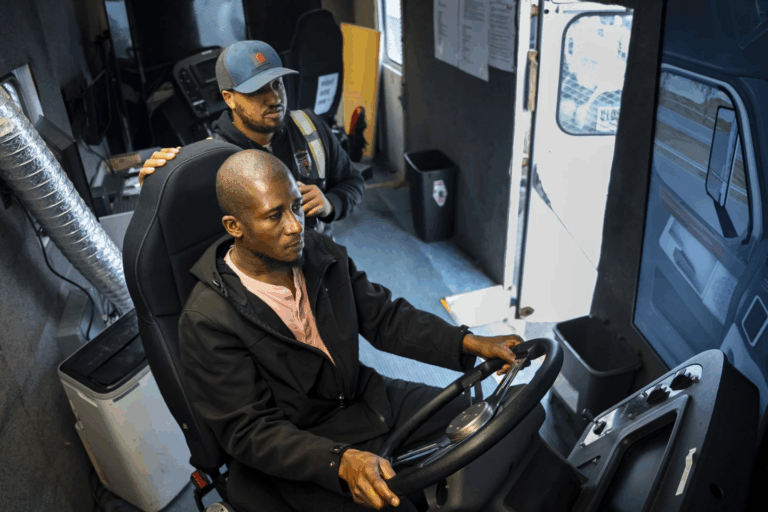 Tài xế xe tải luyện tiếng Anh khi chính sách ngôn ngữ mới tại Mỹ có hiệu lực