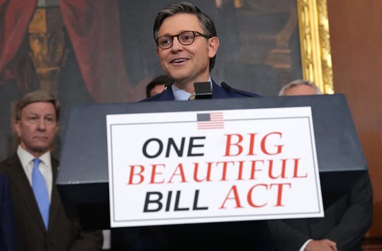 HẠ VIỆN CHIA PHE “LO, DẸP” TRƯỚC LUẬT “TO ĐẸP” CỦA TRUMP.